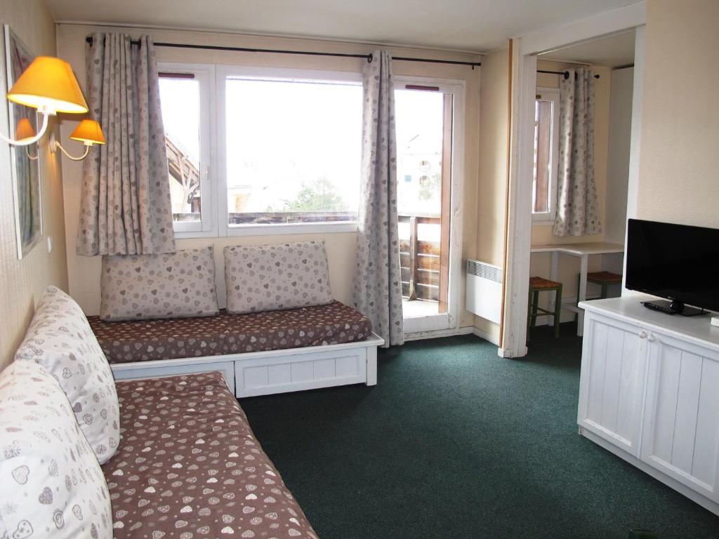 a hotel room with a couch and a window at 2 pièces pour 4-5 personnes, ski aux pieds, Avoriaz - FR-1-634-19 in Avoriaz