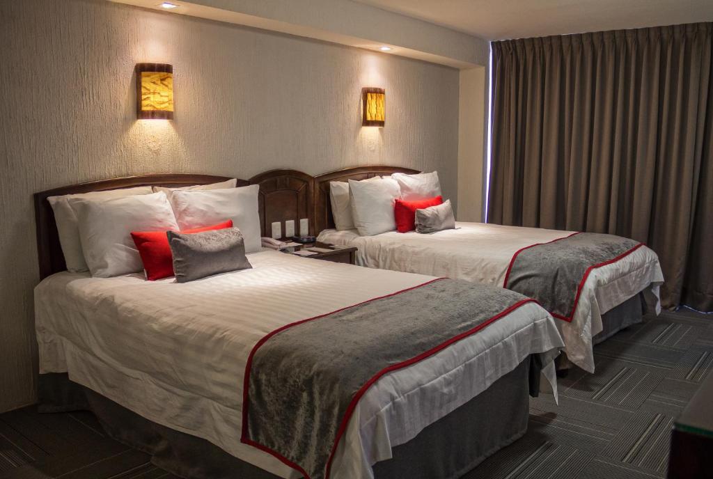 Postel nebo postele na pokoji v ubytování Ramada Plaza by Wyndham Leon