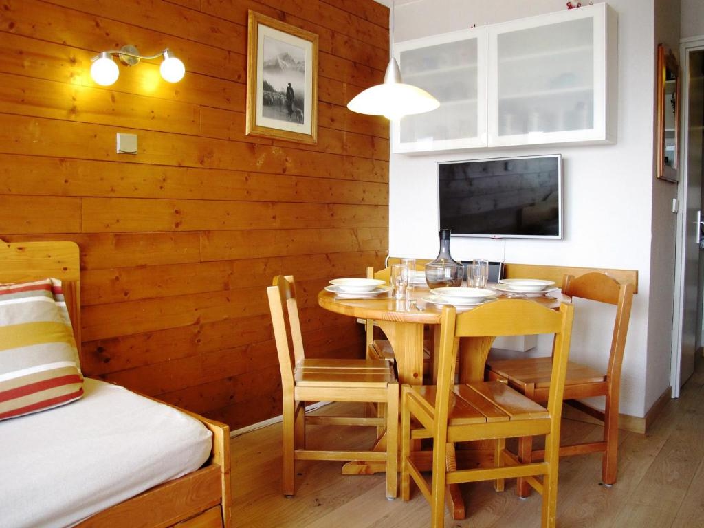 a dining room with a table and chairs and a tv at Studio Avoriaz, 1 pièce, 4 personnes - FR-1-634-30 in Avoriaz