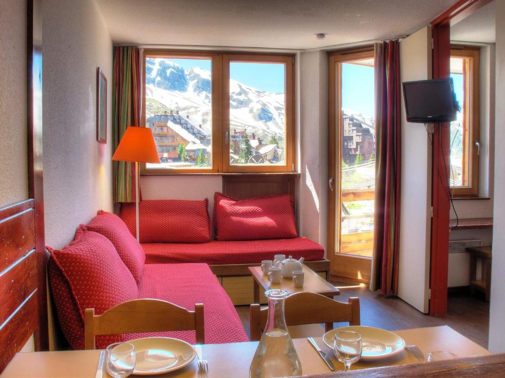 un salon avec un canapé et une table dans l'établissement Charmant 2 pièces avec balcon, plein Sud, centre station, idéal pour 4 personnes, proche commodités - FR-1-634-37, à Avoriaz