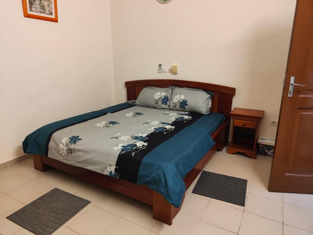 コトヌーにあるPARADISE FBのベッドルーム1室(青い掛け布団付きのベッド1台付)