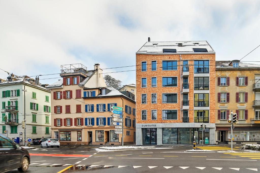 een stadsstraat met gebouwen en een verkeerslicht bij Liv Suites in Luzern