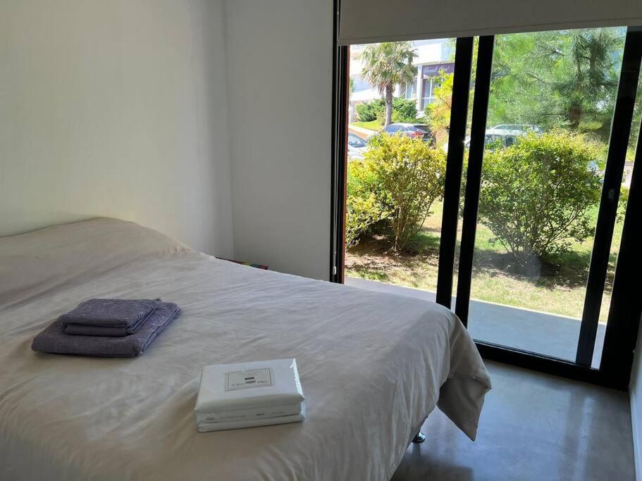 una cama con una báscula en la parte superior con una ventana en Cozy nice apartment, en Punta del Este