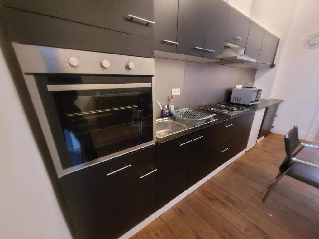 Kuchyň nebo kuchyňský kout v ubytování Au logement mosan