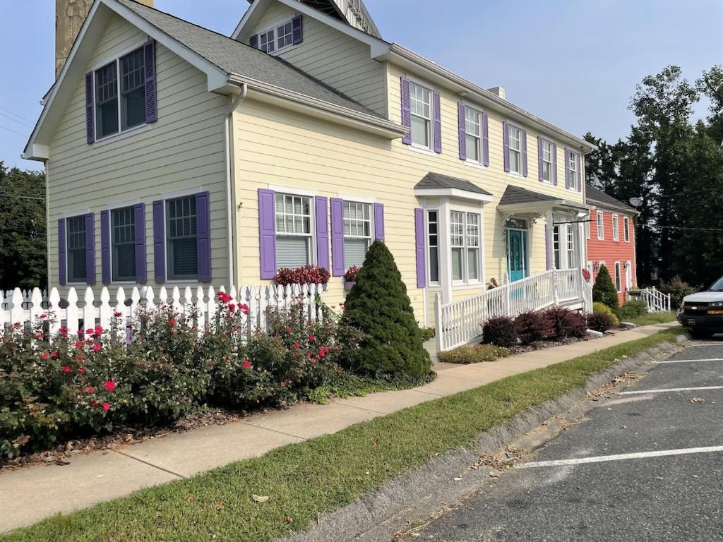 Hook Wine & Sinker~sleeps 14 to 16 includes slip at Inn water views!!! - Housity