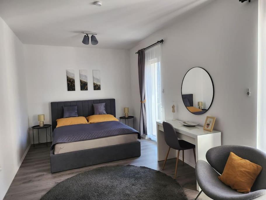 um quarto com uma cama, uma secretária e um espelho em Alice Central Apartment em Budapeste