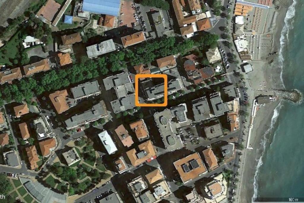 um ponto amarelo no mapa de uma casa em Ampio appartamento per 9 persone a pochi passi dal mare em Albenga