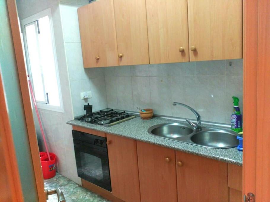 kuchnia ze zlewem i kuchenką w obiekcie Zapillo w mieście Almería