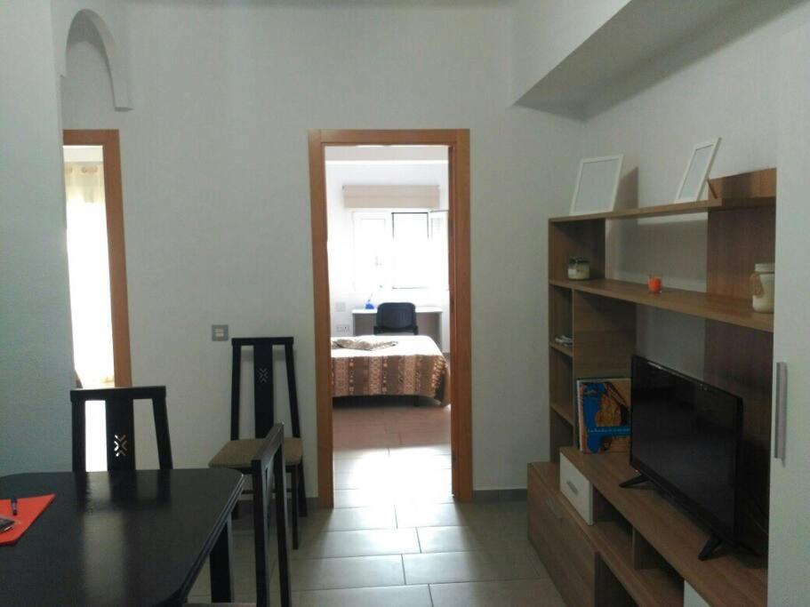 salon ze stołem jadalnym i sypialnia w obiekcie Zapillo w mieście Almería