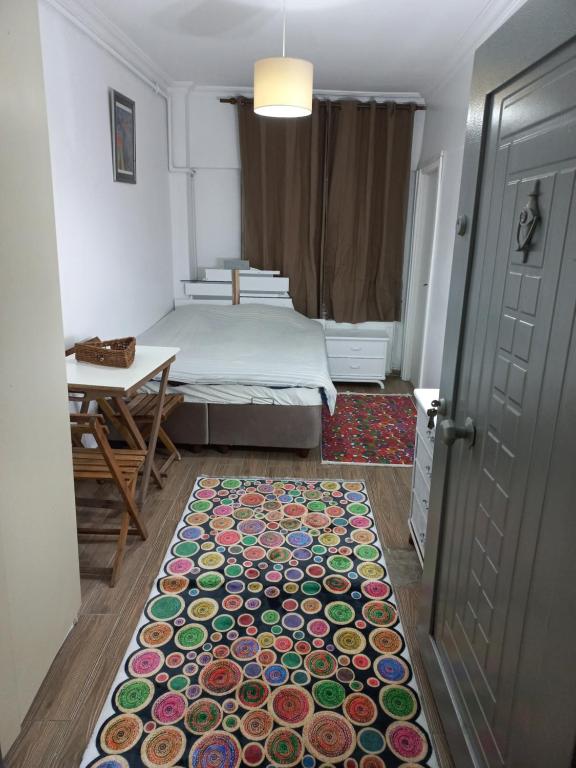 1 dormitorio con cama y alfombra en el suelo en Silent Corner 2, en Estambul