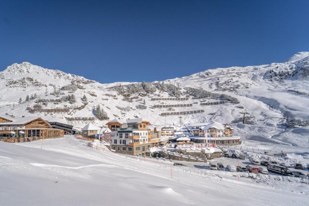 una stazione sciistica sulla neve su una montagna di Hotel das Seekarhaus a Obertauern