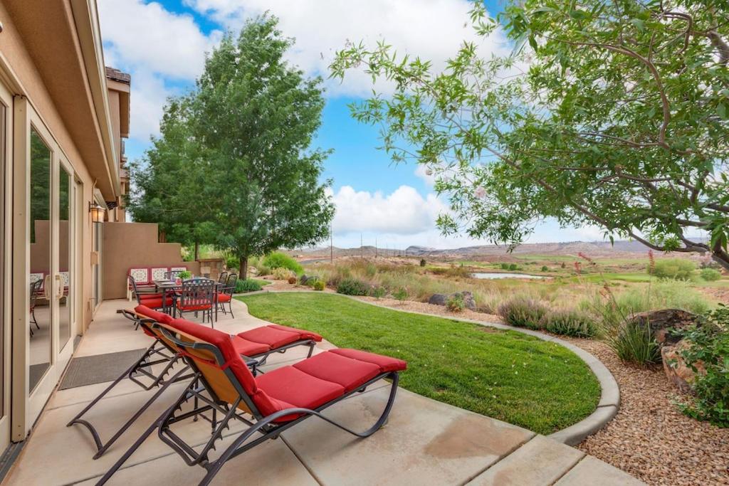 Κήπος έξω από το Coral Ridge 1889 Golf Course View, Spacious yard