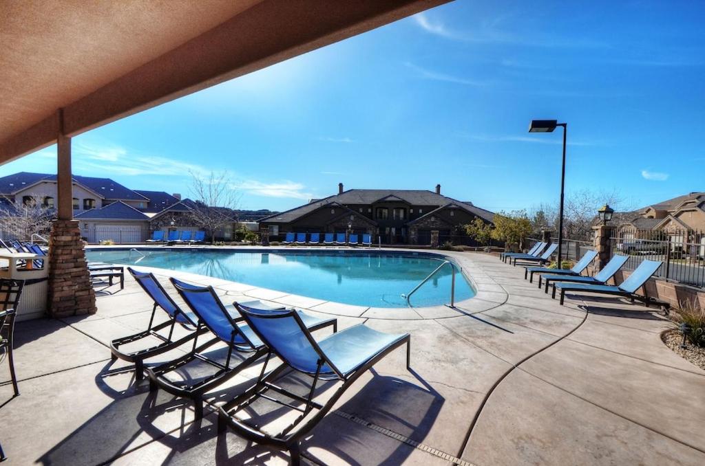 a group of chairs sitting around a swimming pool at Canyon Cove at Coral Ridge 4239 Golf Course, and Sand Hollow Reservoir in Washington