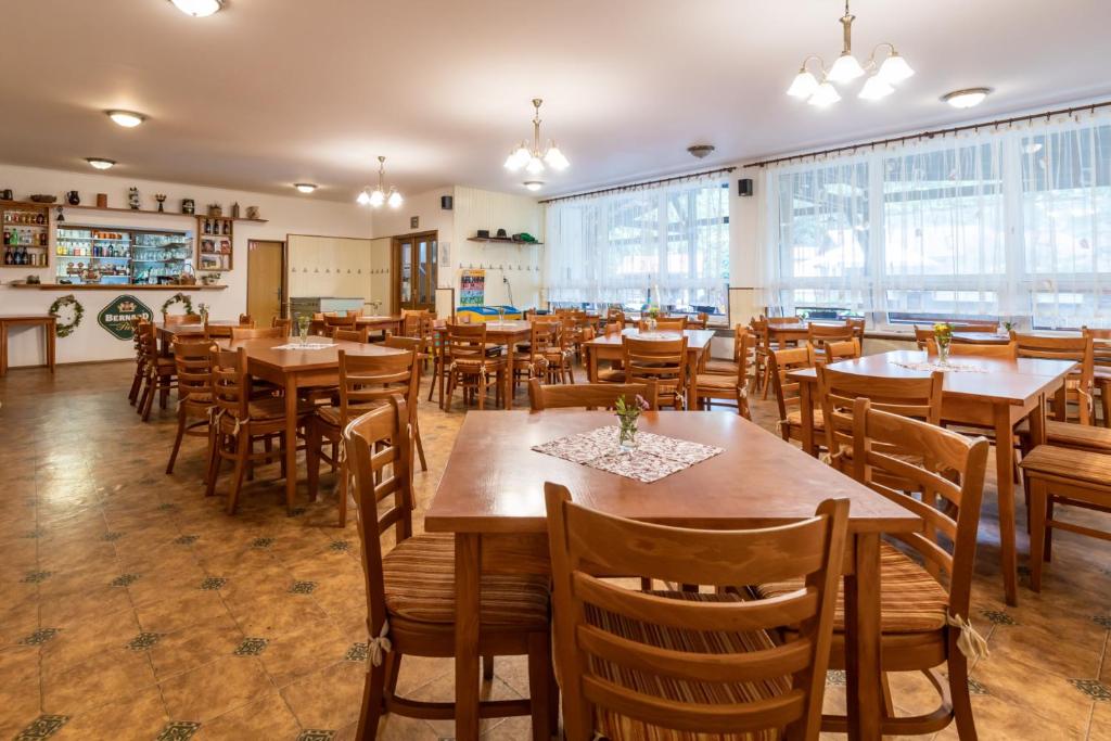 弗雷斯塔帕若德霍斯特利斯奇蒙酒店的餐厅设有木桌、椅子和窗户。