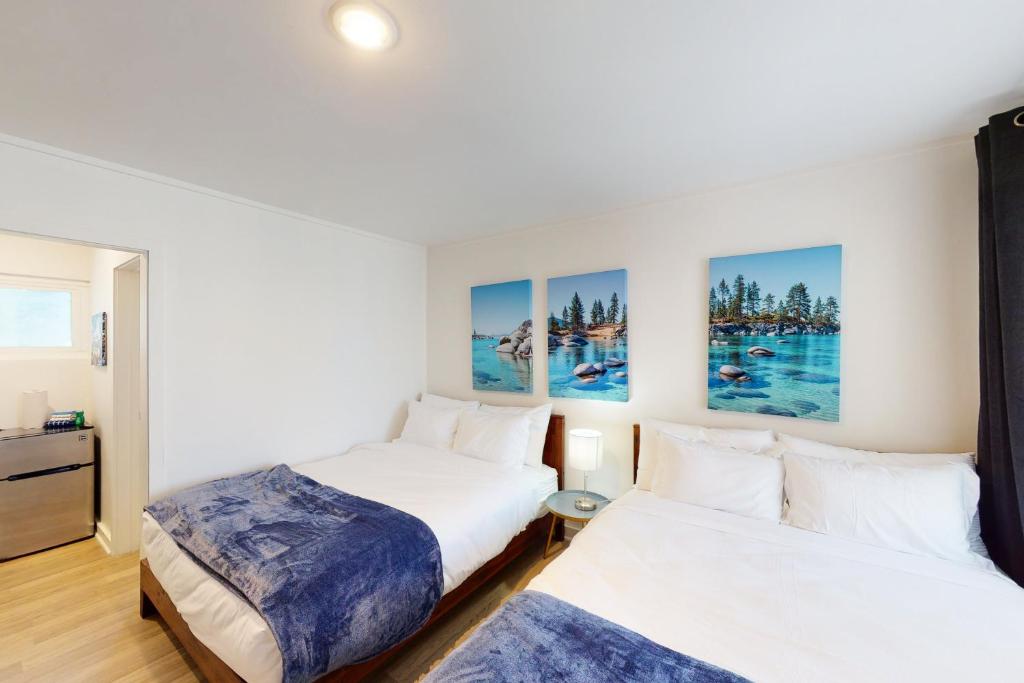 国王海滩The Chalet at Kings Beach Unit 2的一间白墙房间里有两张床