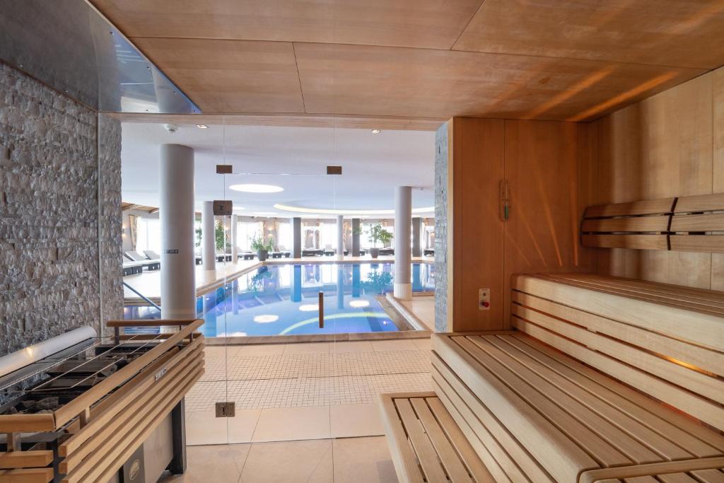 Bazén v ubytování Hotel das Seekarhaus nebo v jeho okolí