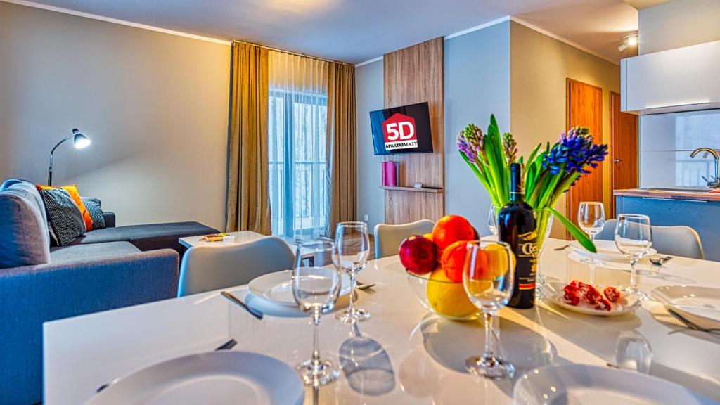 una sala da pranzo con bicchieri da vino su un tavolo di Apartament 28 z Basenem i SPA - 5D Apartments a Szklarska Poręba