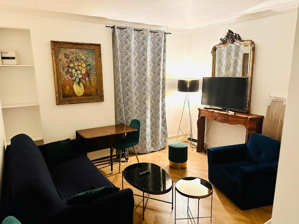 uma sala de estar com um sofá e uma mesa em Home Sweet Home Champs de Mars em Paris