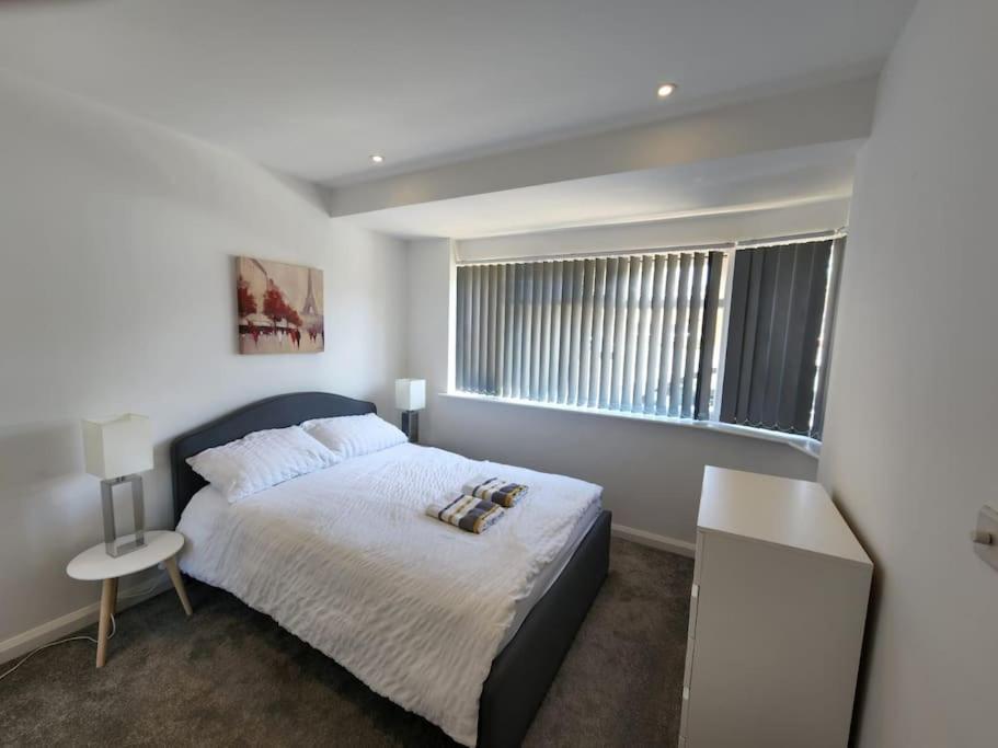 um quarto com uma cama grande e uma janela em Hazel 1-Bed Flat (2) + Parking em Kidlington