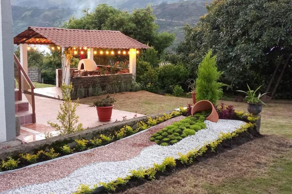 einen Garten mit einem Pavillon mit einem Haufen Obst in der Unterkunft Hostería Quinta Samay A&M - Patate in Patate