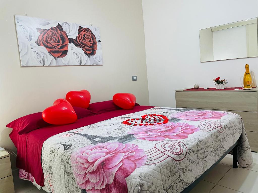 トッレ・ラピッロにあるSea Apartmentのベッドルーム1室(赤い枕のベッド1台付)