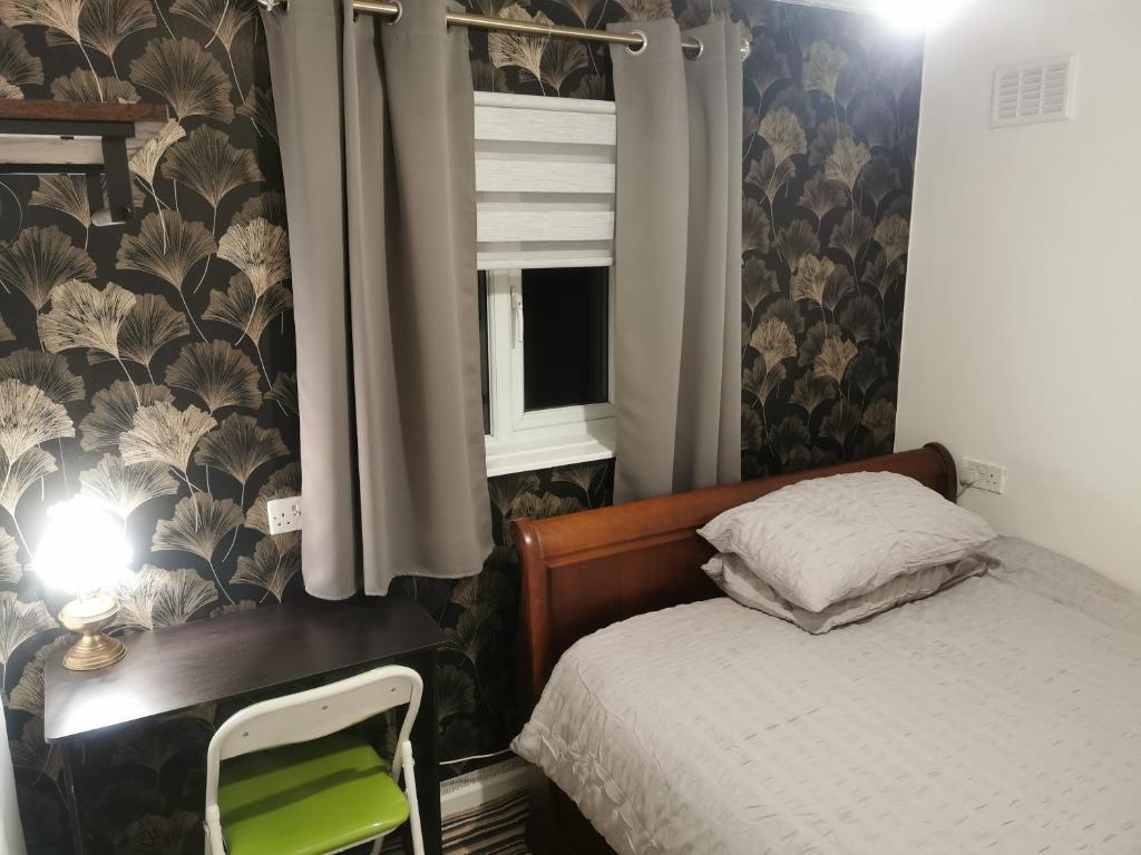 116 Maison Dieu Road Room E in Dover في دوفر: غرفة نوم صغيرة بها سرير ونافذة