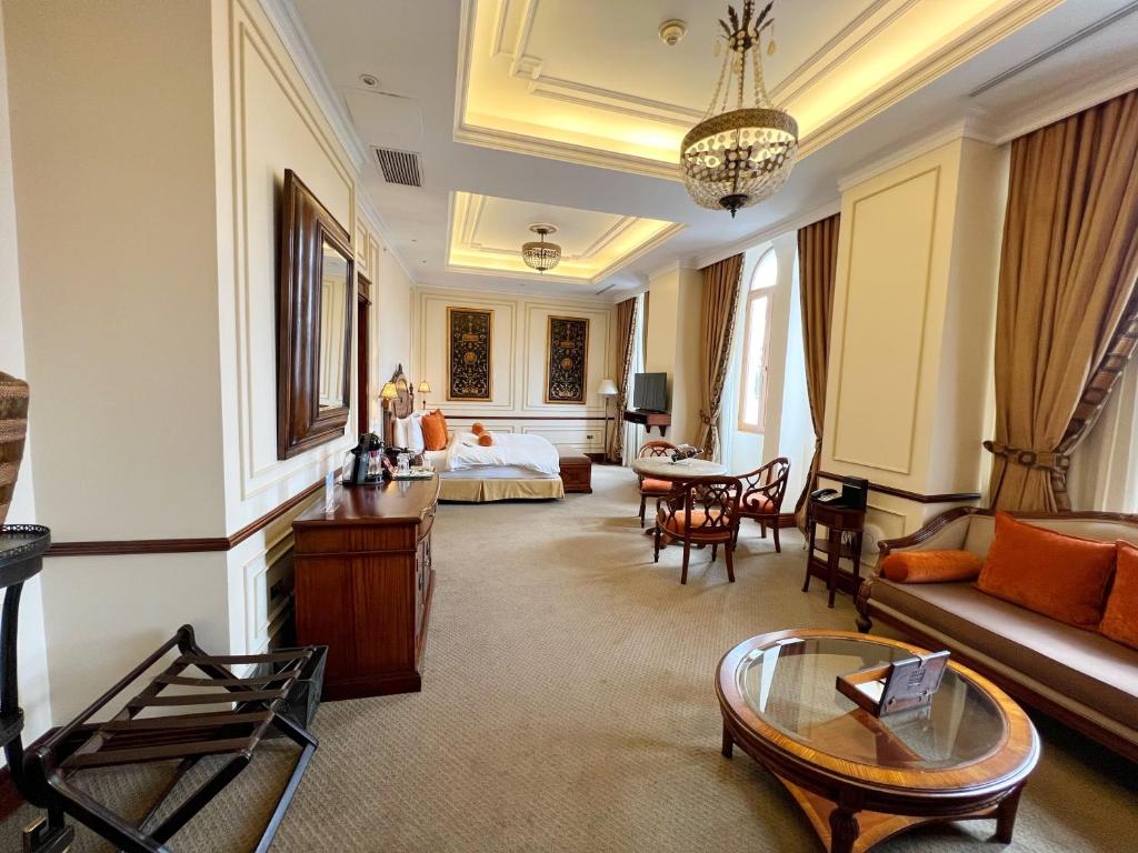 基多的住宿－廣場大酒店，客厅配有沙发和桌子