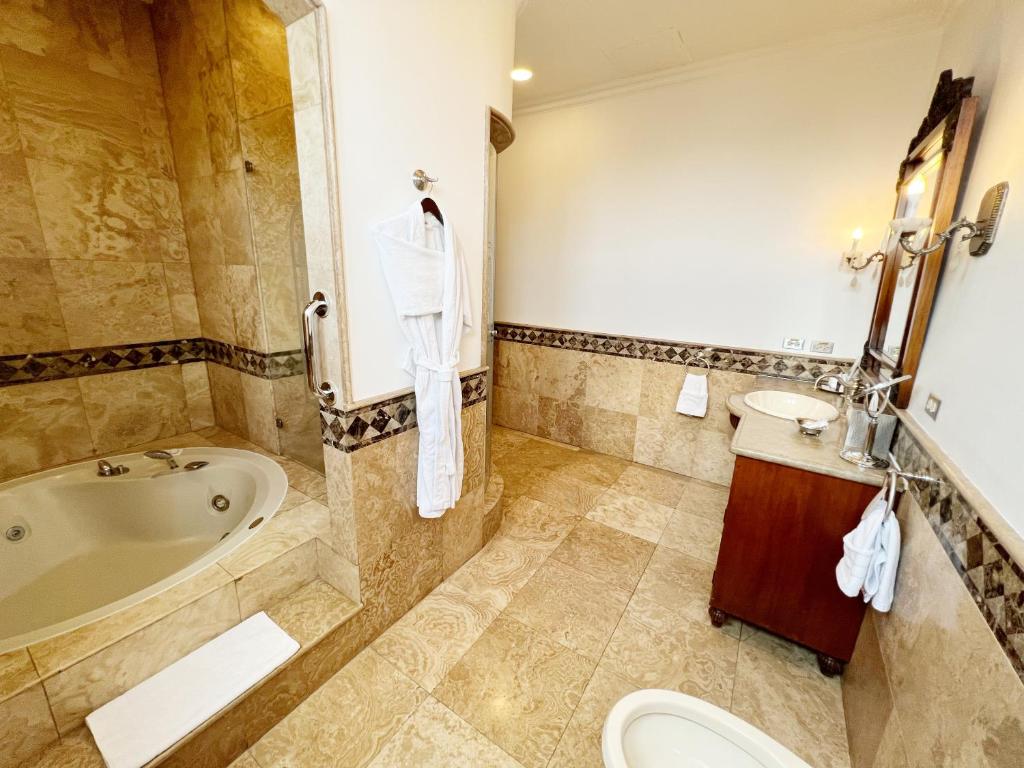 Koupelna v ubytování Plaza Grande Hotel