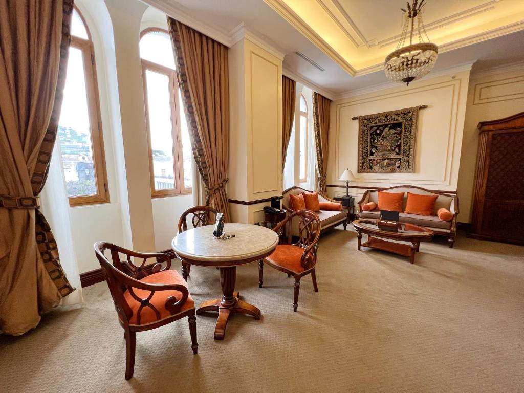 Posezení v ubytování Plaza Grande Hotel