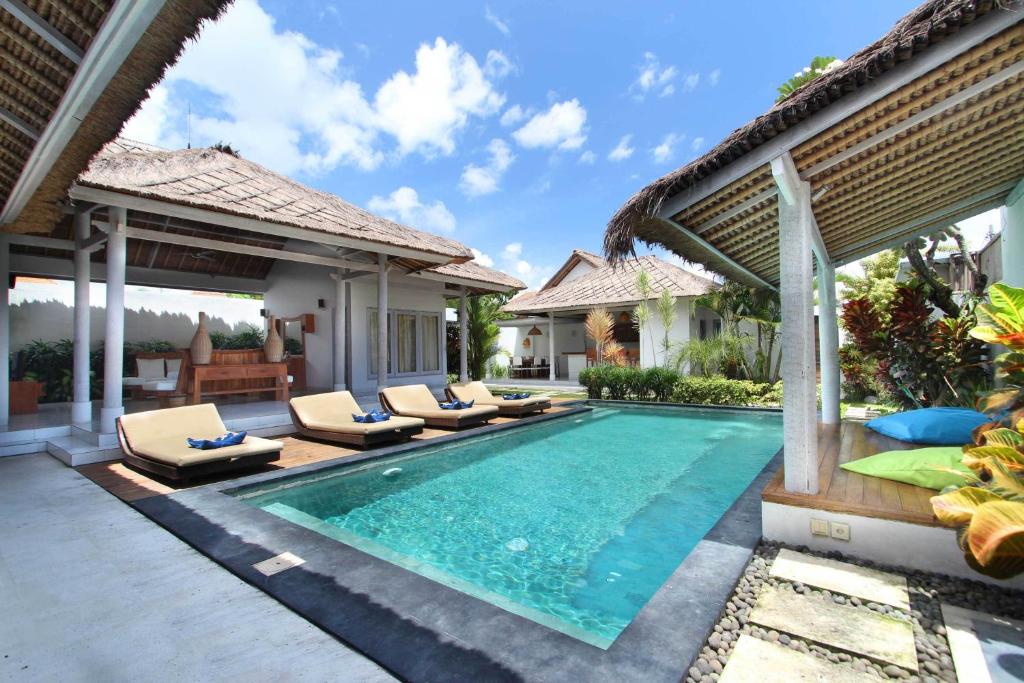 Baseinas apgyvendinimo įstaigoje Villa Noa by Optimum Bali Villas arba netoliese