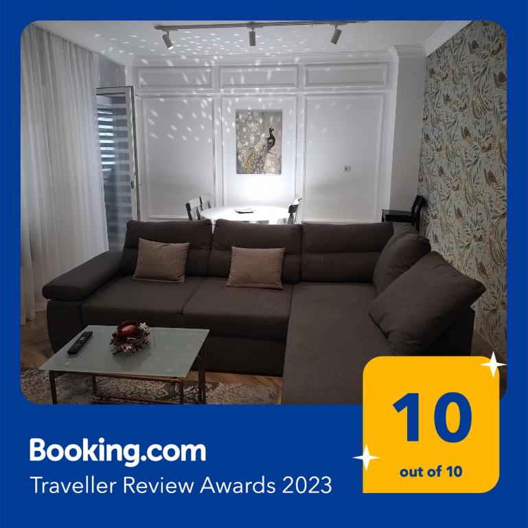 uma sala de estar com um sofá e uma mesa em Decebal Premium Confort em Craiova