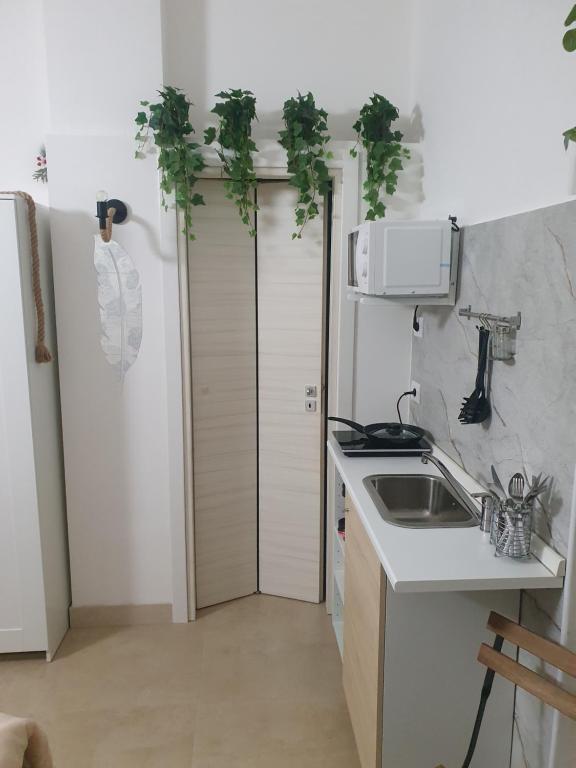 une cuisine avec un évier et un réfrigérateur dans l'établissement Il Re Dei Sogni, à Salerne