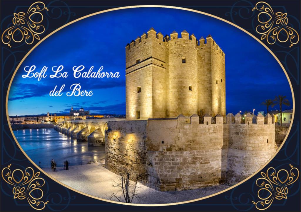 une photo d'un château la nuit dans l'établissement Loft La Calahorra del Bere con posibilidad de aparcamiento Pregunta por el PACK MÁS AMOR, à Cordoue