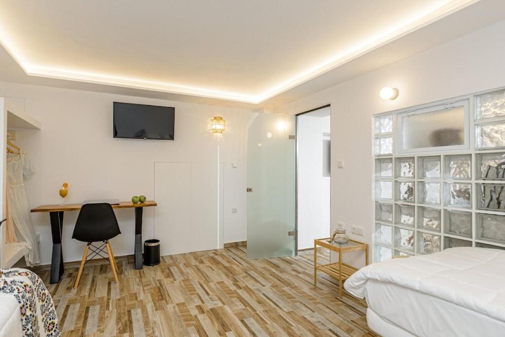 Posteľ alebo postele v izbe v ubytovaní Naxian Nest 2BR Apart Near Beach - Semi Basement