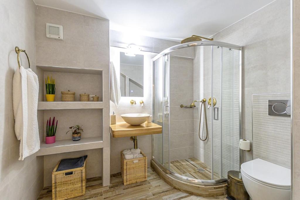 Kúpeľňa v ubytovaní Naxian Nest 2BR Apart Near Beach - Semi Basement