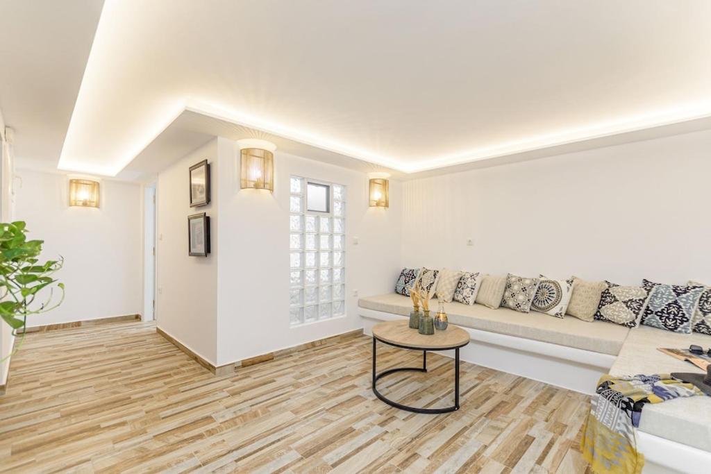 Posedenie v ubytovaní Naxian Nest 2BR Apart Near Beach - Semi Basement