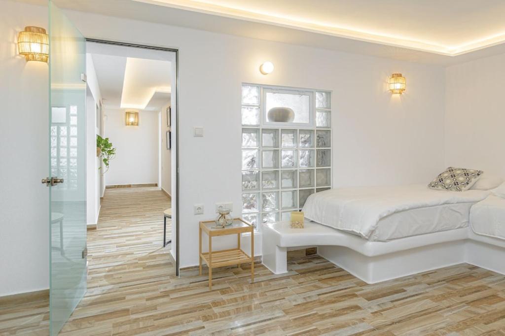 Posedenie v ubytovaní Naxian Nest 2BR Apart Near Beach - Semi Basement
