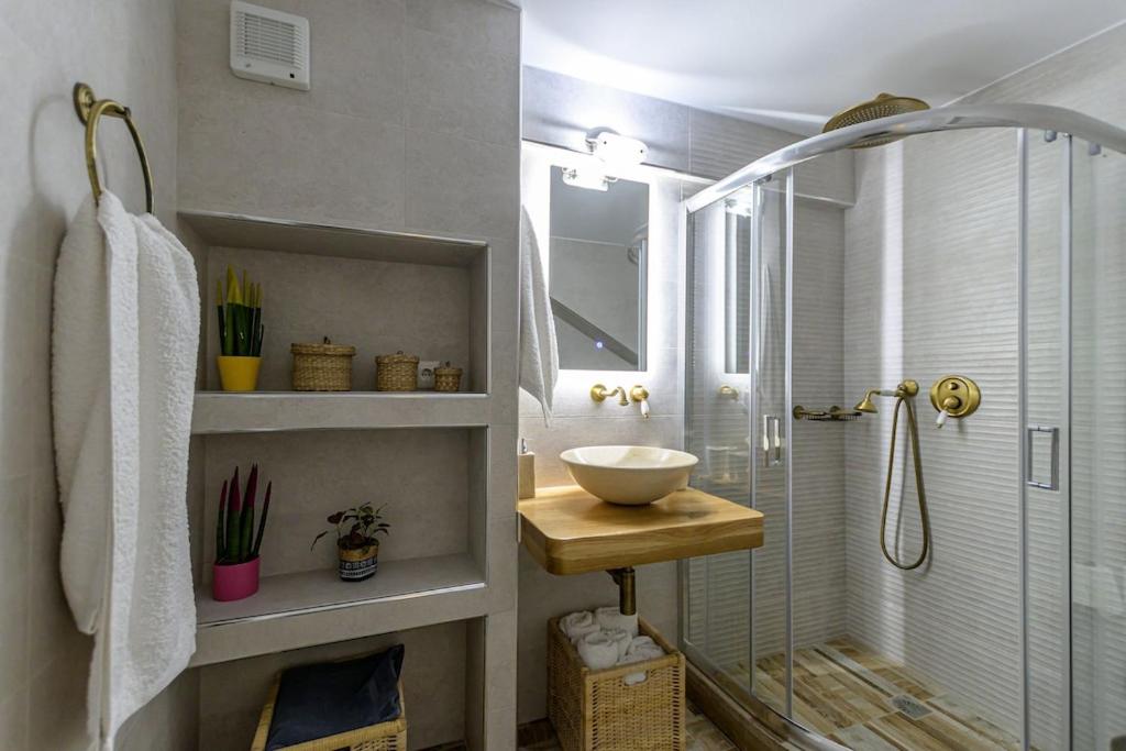 Kúpeľňa v ubytovaní Naxian Nest 2BR Apart Near Beach - Semi Basement