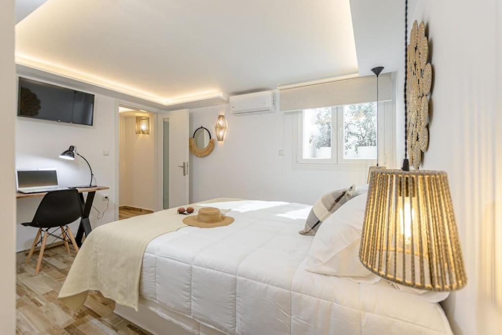 Posteľ alebo postele v izbe v ubytovaní Naxian Nest 2BR Apart Near Beach - Semi Basement