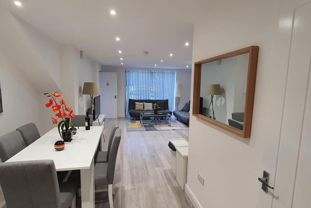 a living room with a dining table and a living room at Daisy Lodge - Spacious Two Bed Flat - Parking, Netflix, WIFI - Close to Blenheim Palace & Oxford - F1 in Kidlington