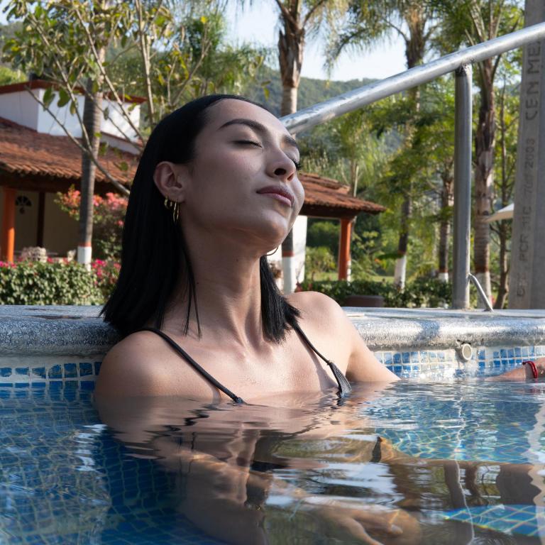 Bazén v ubytování Las Jaras Aguas Termales nebo v jeho okolí
