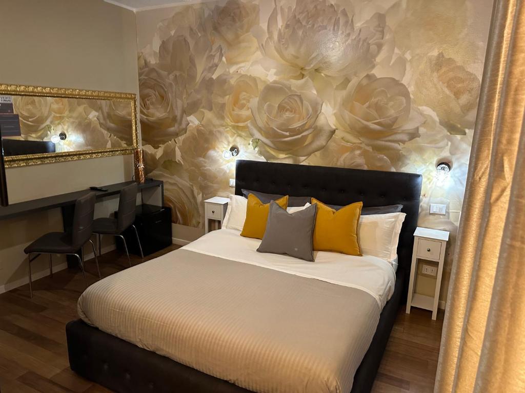 a bedroom with a bed and a wall with flowers at Rigoletto Rental Rooms in Verona