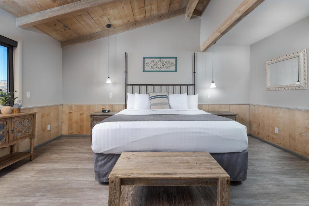Postel nebo postele na pokoji v ubytování Sky Ranch Lodge