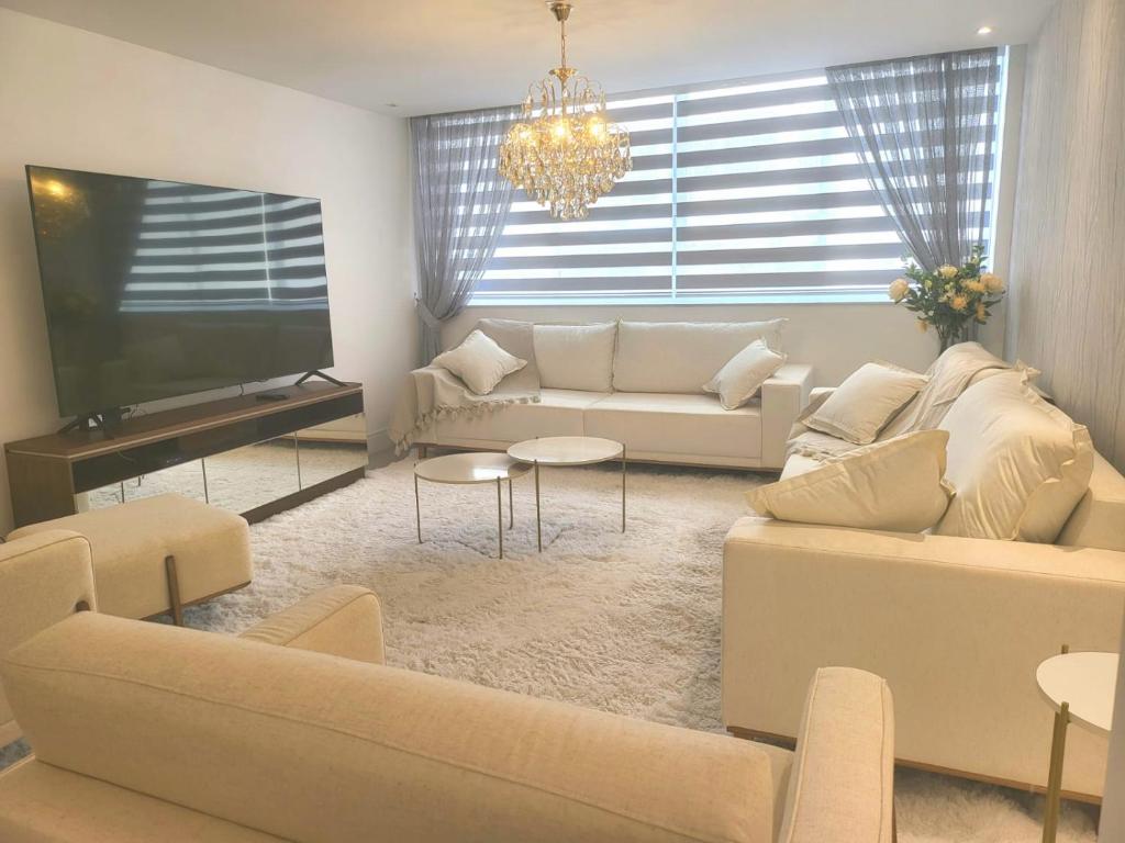 sala de estar con sofá y TV de pantalla plana en Apartamento em copacabana, en Río de Janeiro