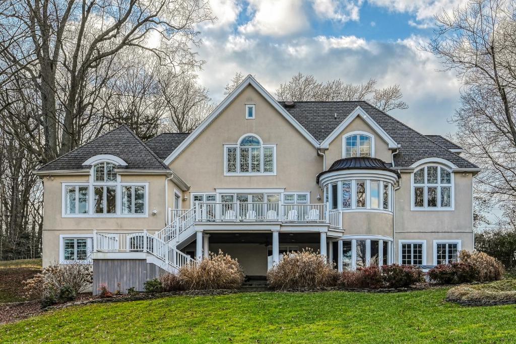 Cette grande maison dispose d'une terrasse couverte et d'un balcon. dans l'établissement Annapolis Bay Ridge Retreat, à Annapolis