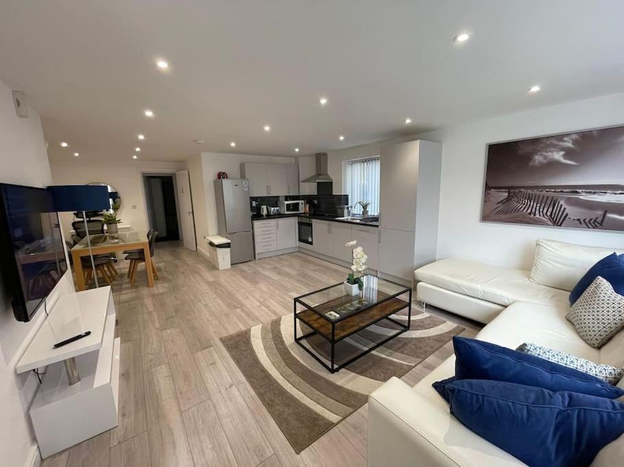 uma sala de estar com um sofá branco e uma mesa em Maisy Lodge - Two Bed Lux Flat - Parking, Netflix, WIFI - Close to Blenheim Palace & Oxford - F2 em Kidlington