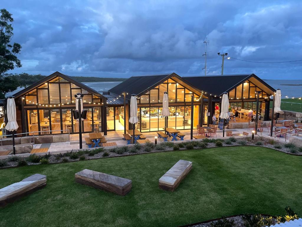 un gran edificio con muchas ventanas en Huskisson Hotel, en Huskisson