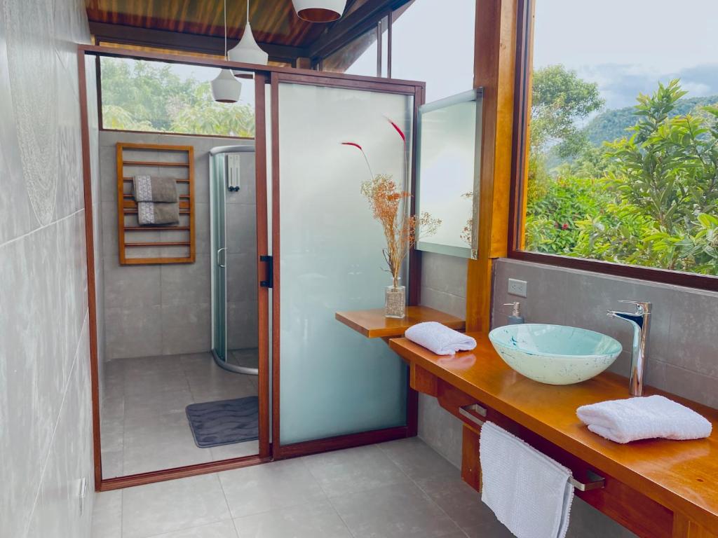 Koupelna v ubytování Coffee Lodge Cristal Glamping & Spa
