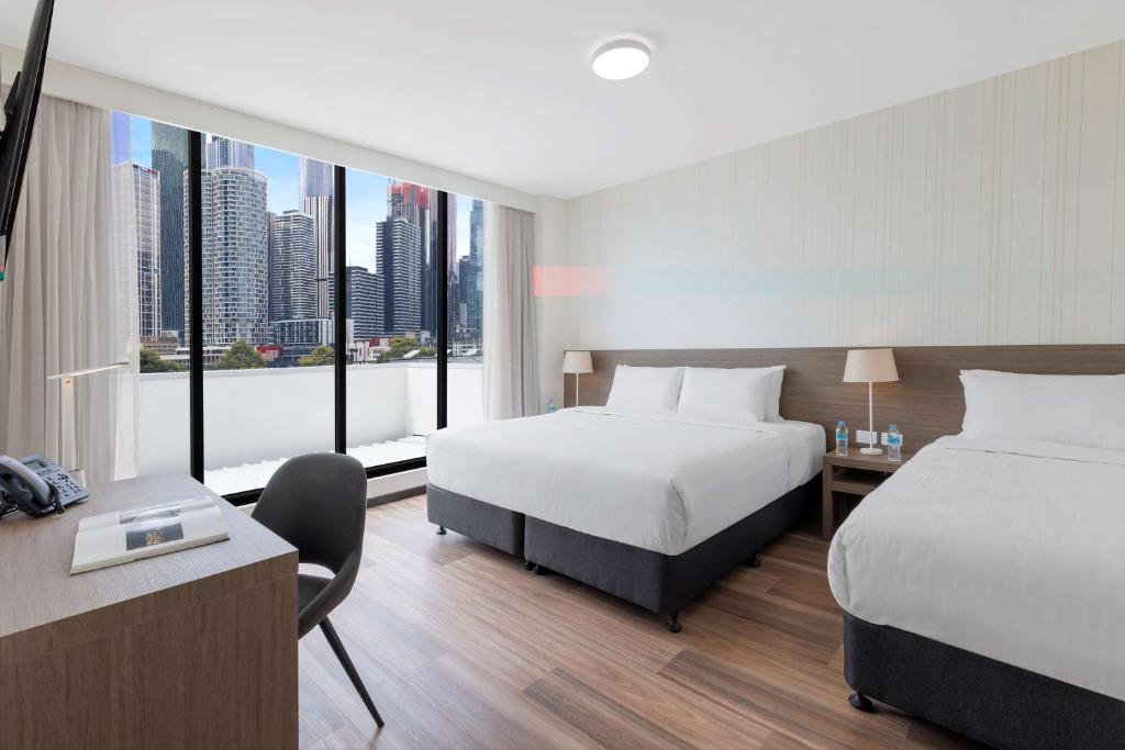 Cette chambre comprend deux lits et un bureau. dans l'établissement Best Western Queen Victoria Market Hotel, à Melbourne