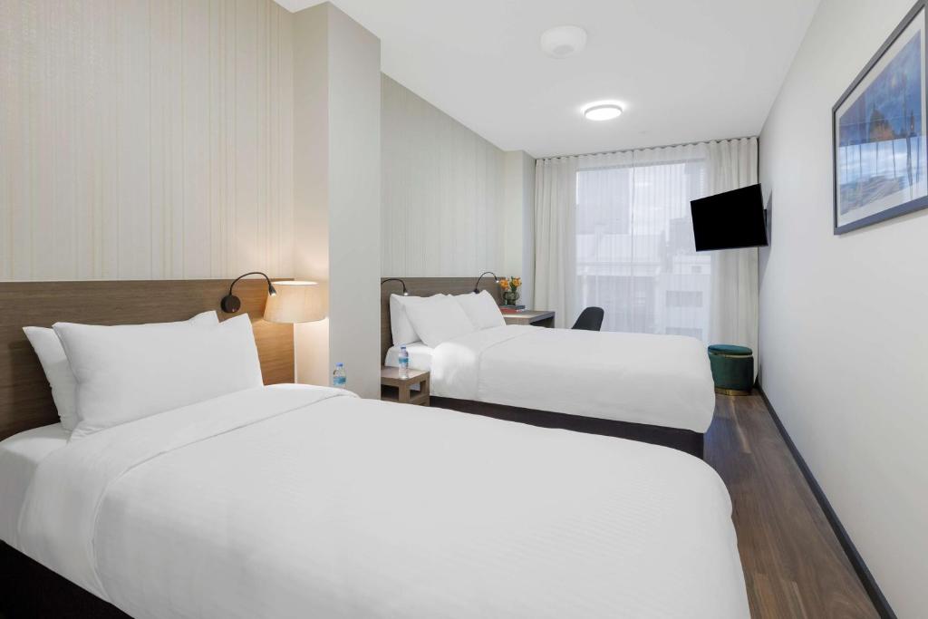 
Executive Queen Room with One Queen Bed and One Single Bed - City View/Non-Smoking
